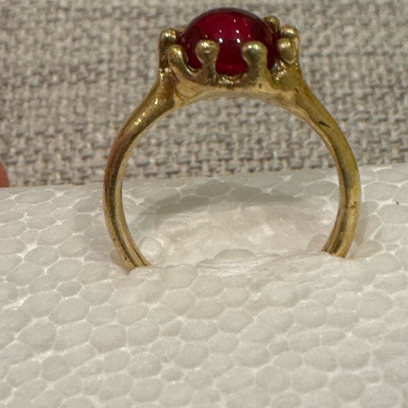 Beautiful ring with ruby-like gemstone. - Picture 3 of 4